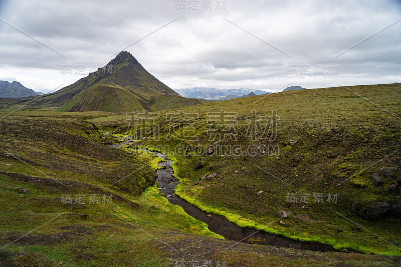 冰岛拉格维格徒步旅行小径上的青苔和山峰