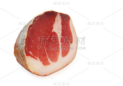 生肉-culatello孤立在白色背景