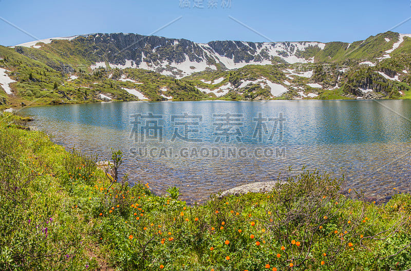 山上风景如画，夏日湖泊如画