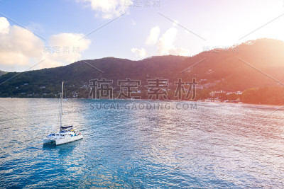 美丽的风景帆船在海洋日落对博瓦隆海岸。