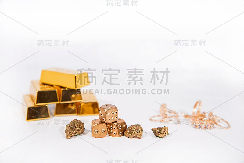 天然石英金钛玛瑙水晶与金条。