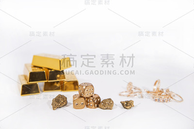 天然石英金钛玛瑙水晶与金条。
