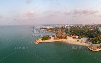美丽的日落天空和海景与真实背景的圣地芭堤雅，泰国