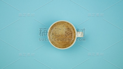 一杯蓝色背景的黑咖啡。从以上观点。本空间