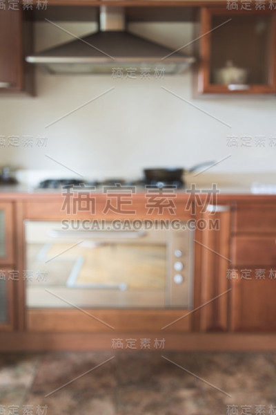 模糊的背景。现代厨房与散景灯。