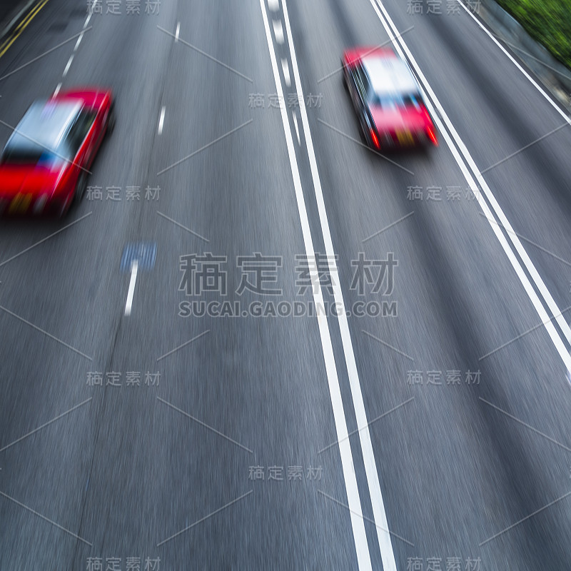 高速公路上行驶的汽车