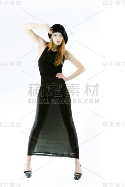 穿黑裙子的女人。