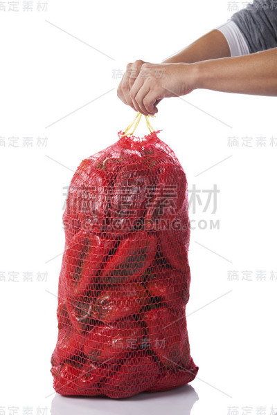 袋装红甜椒，在白色背景上分离