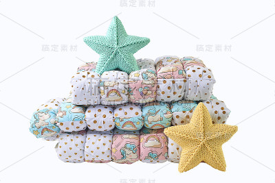 黄色和蓝绿色编织的五角星枕头和白底拼布被子