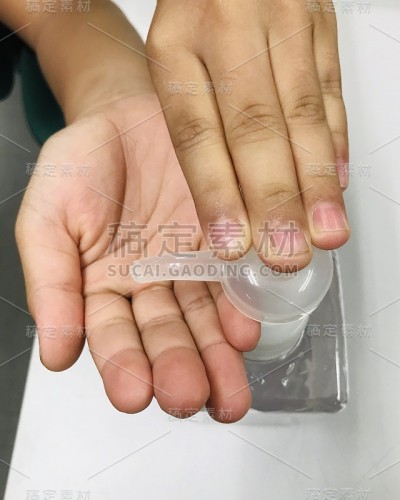 亚洲儿童用酒精洗手