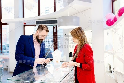 留胡子的帅哥在珠宝店挑选情人节礼物