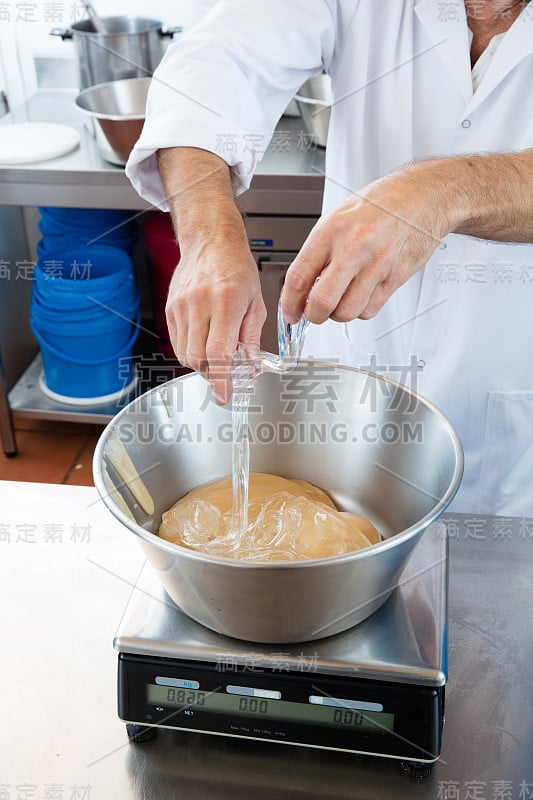 甜牛轧糖中葡萄糖和蜂蜜的掺入特写