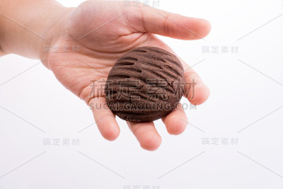 手拿着饼干