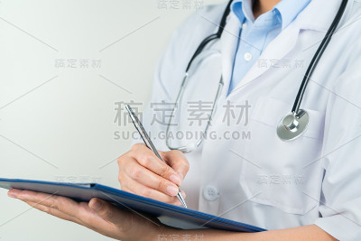 女医生在医院的笔记本上书写医疗信息