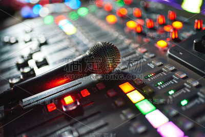 DJ工作在夜总会，音乐俱乐部派对，音乐会设备，调音台和DJ控制台。迪斯科、娱乐、度假的概念。软焦点图