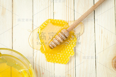 蜂蜜勺，蜂蜜与蜂窝和罐子