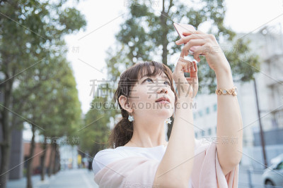 年轻女子使用智能手机