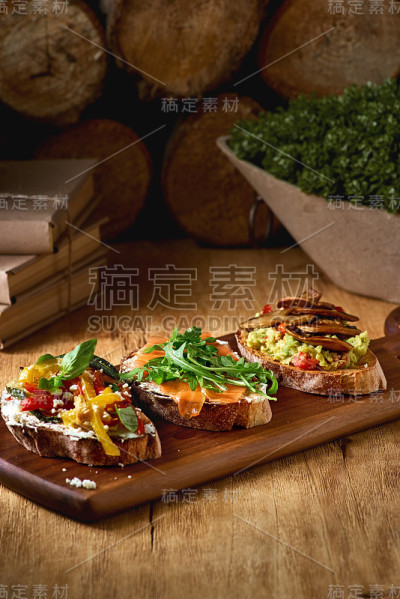 托盘上放着意大利烤面包或三明治，背景是新鲜的夏季应季菜肴