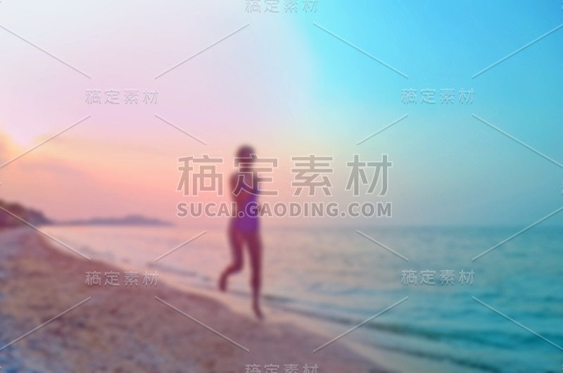 模糊的海滩的背景。夏天在海滩上跑步的女孩