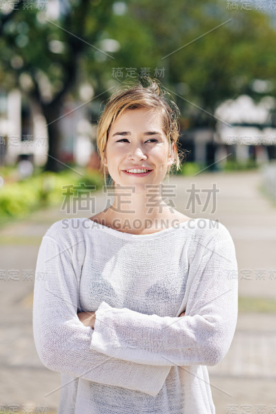 自信微笑的年轻女子