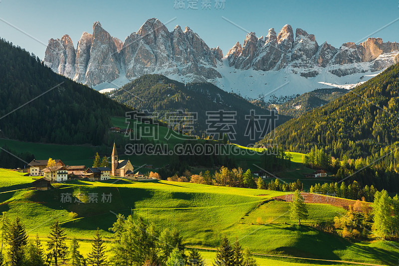 美丽的风景在意大利村庄圣玛德莱娜在多洛米特阿尔卑斯山日出。Val di Funes，南蒂罗尔，意大利