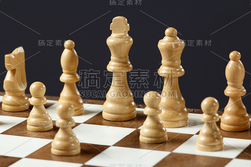 棋盘上有木制棋子精挑细选，侧重白棋王