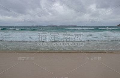 吱吱响的海滩