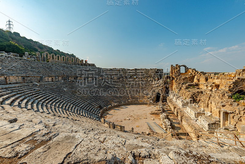 土耳其安塔利亚阿克苏- 2018年8月5日。佩尔吉古城和遗址的徒步旅行者。