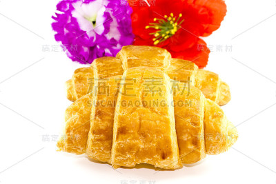新鲜出炉的牛角面包