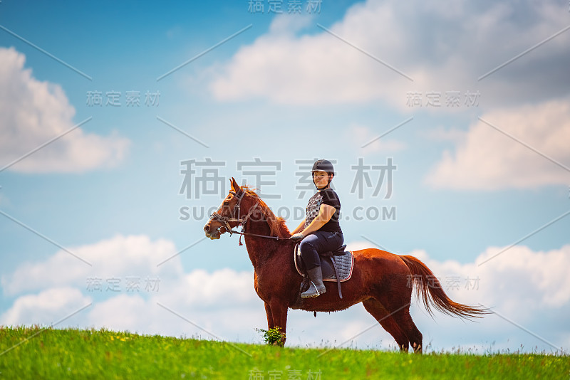 小男孩在田野里骑马