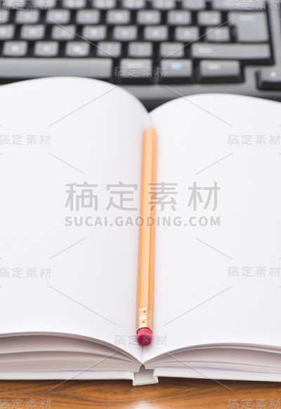 键盘和空白笔记本