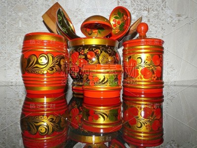 明亮的木制厨房用具。khokhroma是十七世纪俄罗斯古老的民间工艺。Khokhloma的传统元素是