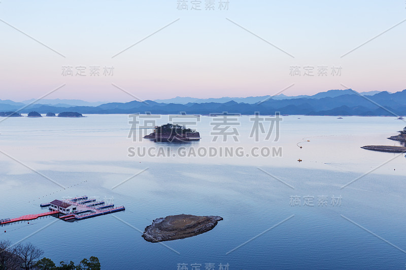 黄昏时分美丽的湖泊鸟瞰图