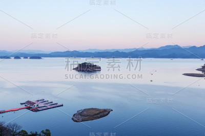 黄昏时分美丽的湖泊鸟瞰图