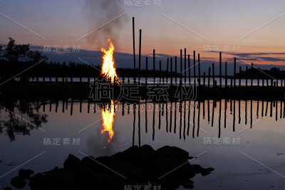 篝火照亮了夜晚