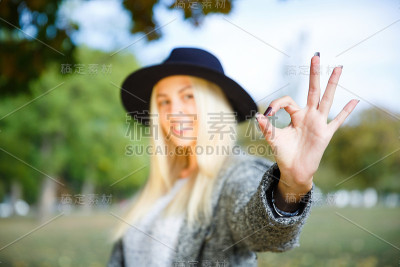 年轻女孩用左手表示手势没问题。