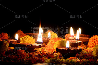 粘土灯盏在排灯节庆祝期间点燃。问候卡设计印度的光节日称为排灯节