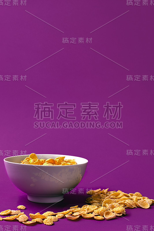 彩色背景上有玉米片的碗