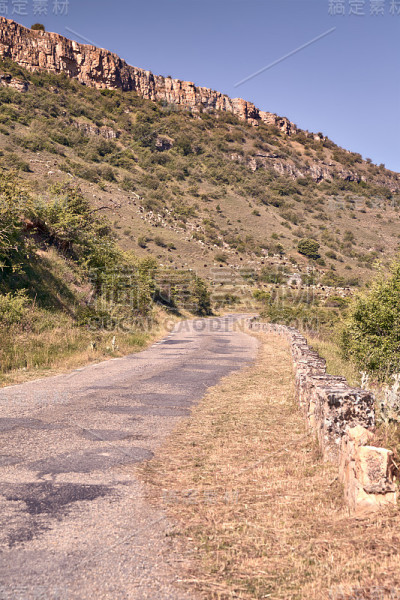 狭窄的沥青山路