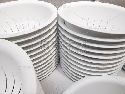 堆叠白色塑料容器盒存储。