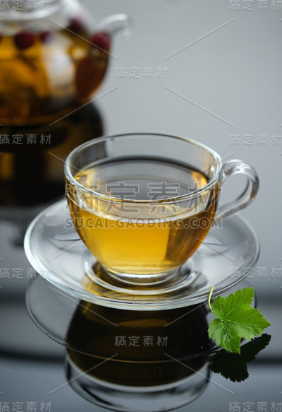黄花草茶，玻璃杯装。特写一杯新鲜冲泡的热茶。