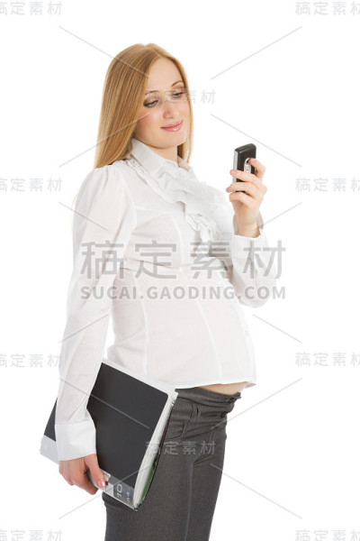 怀孕的女商人在读短信