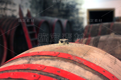 特写的旧木桶与梯子