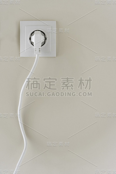 全新的插座，白色的墙上有插头