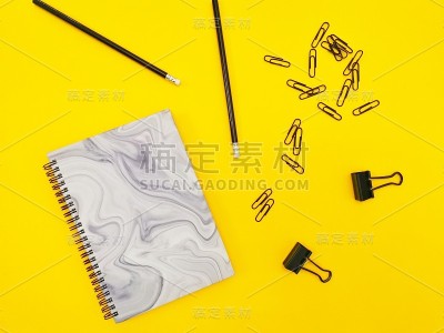 黄色背景的笔记本，工作概念