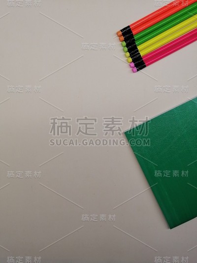 新铅笔和绿色笔记本