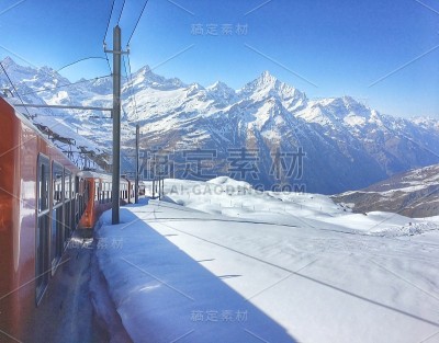 火车在山