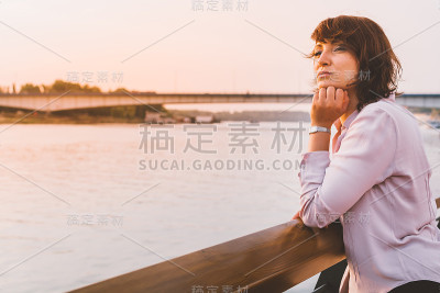 年轻女子在思考姿势