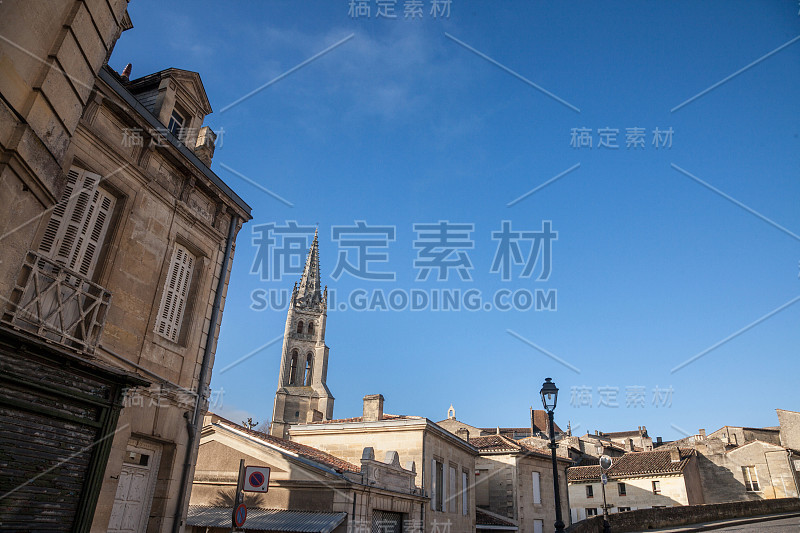 圣爱美浓学院教堂(Eglise Collegiale)，法国，在一个阳光明媚的下午，被村庄的中世纪部