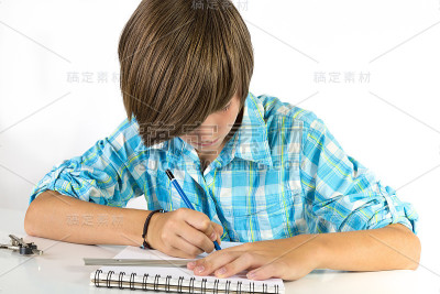 学生用铅笔和尺子，孤立在白色